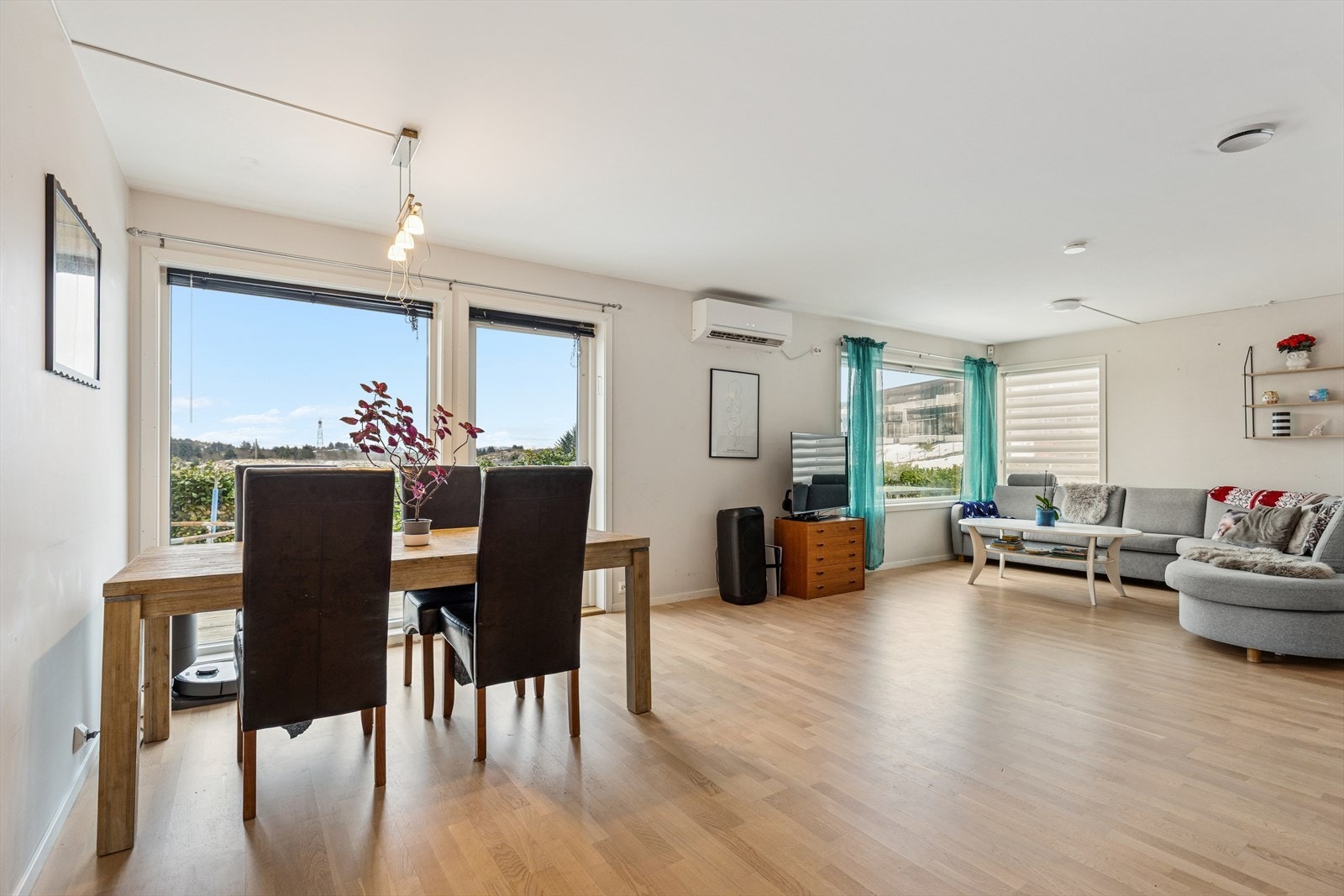 Stuen er av god størrelse, og det er god plass til møblering i flere soner. Galleribilde