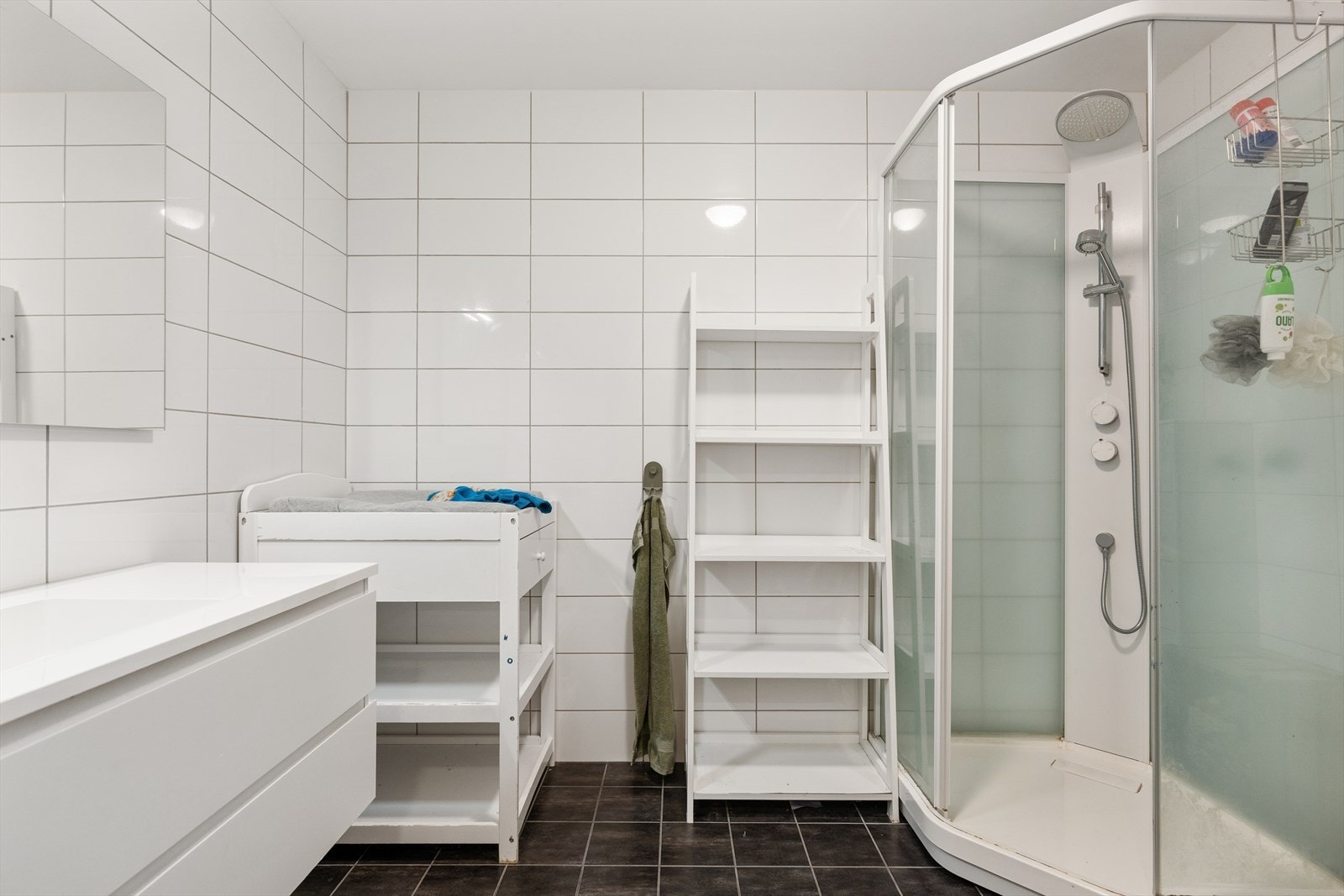 Flott og moderne baderom med fliser på veggene og fliser med varmekabler på gulvet. Galleribilde