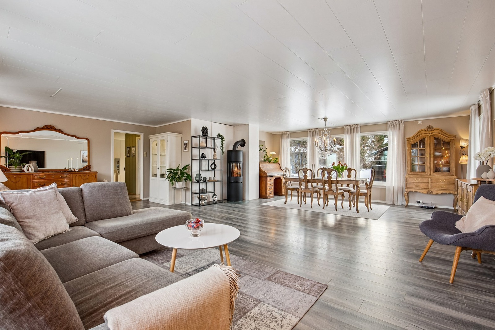 Pen og romslig stue Galleribilde