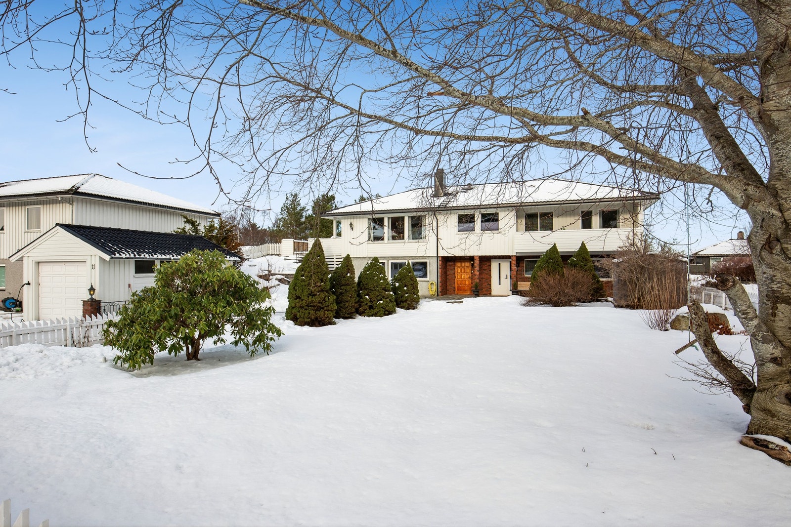 Fin enebolig med garasje. Godkjent utleie i sokkeletasje. Galleribilde