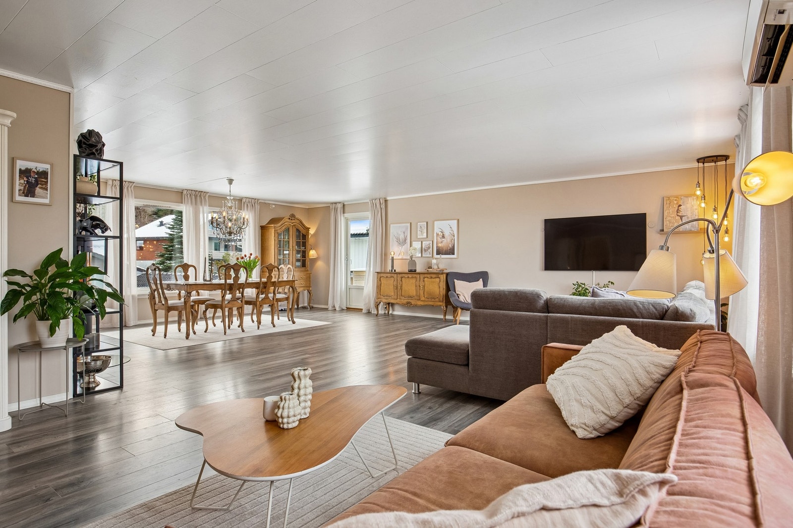 Stuen har plass til flere sittegrupper Galleribilde