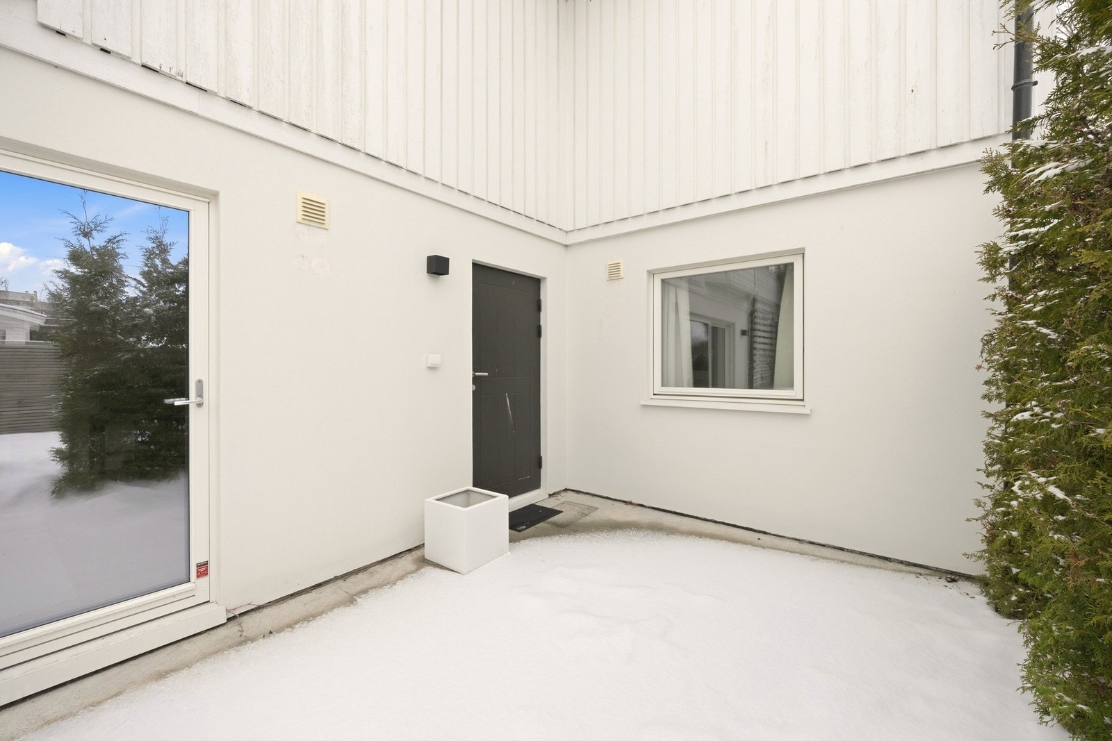 Underetasjen kommer du til via innvendig trapp fra 1.etasje, eller fra separat entré på baksiden av huset. Galleribilde