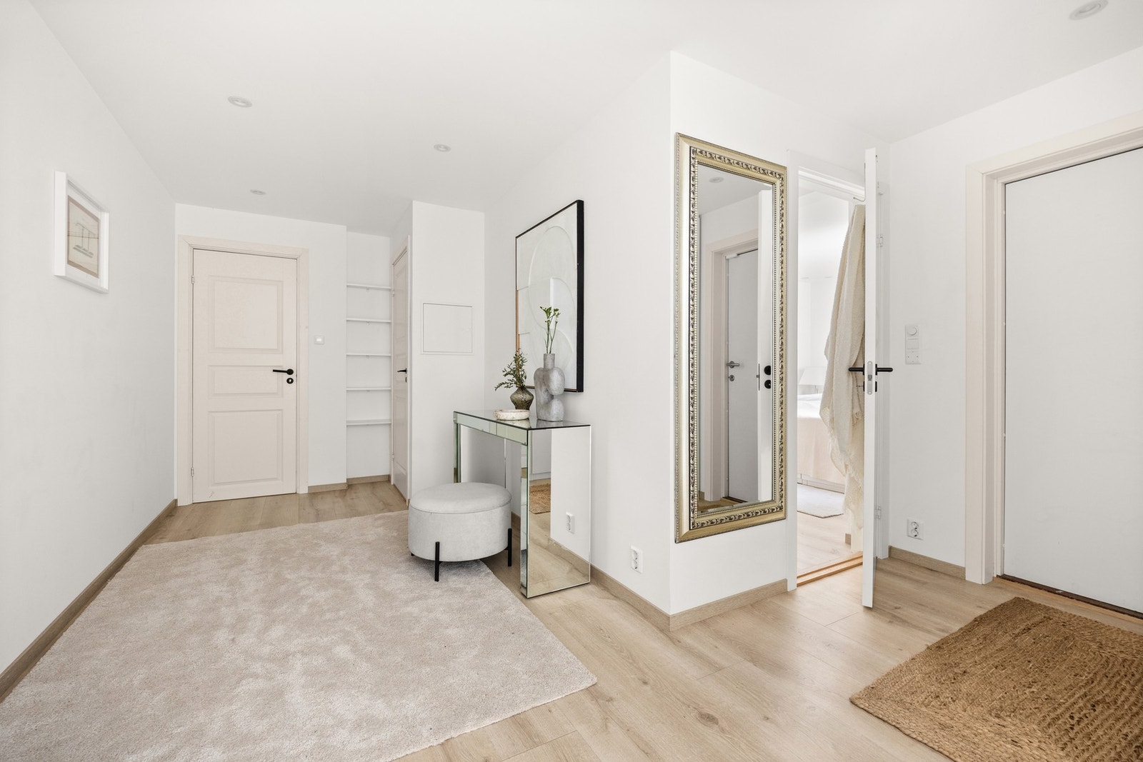 Romslig hall i underetasje. Galleribilde