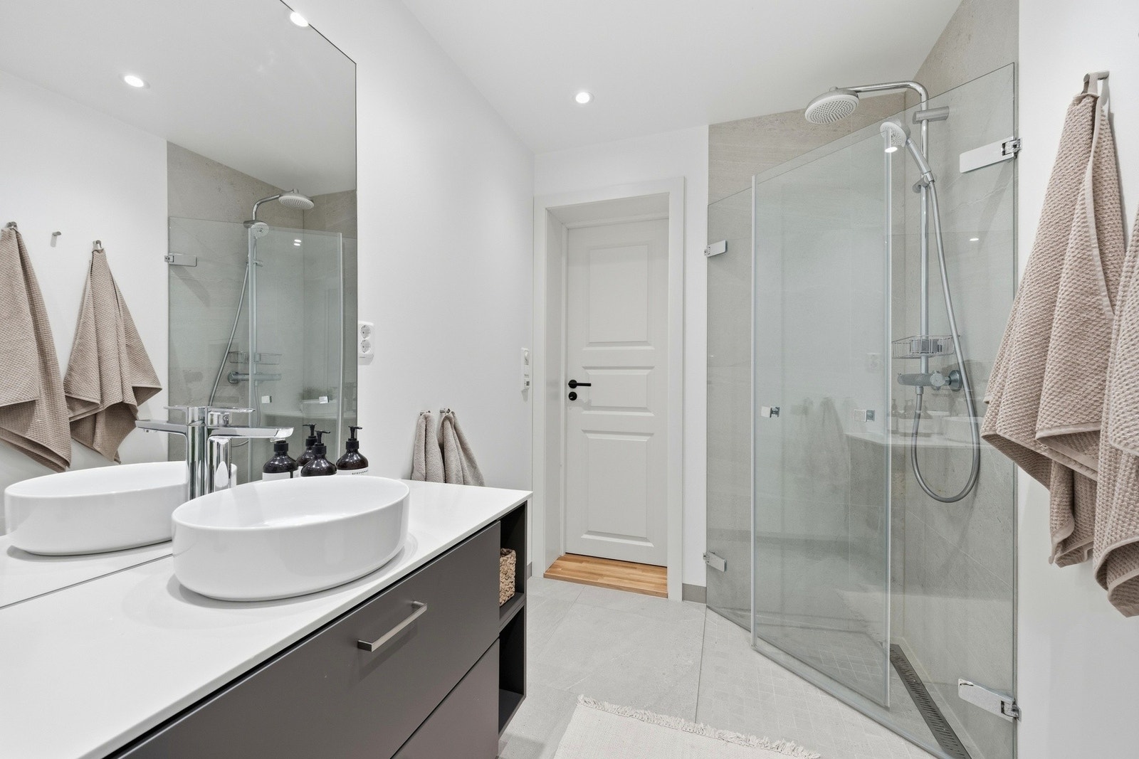 Innredning med toppmontert servant og speil med strømuttak bak, det er også plass til kommode/møblement. Elektrisk styrt vifte og elektriske varmekabler i gulv. Galleribilde