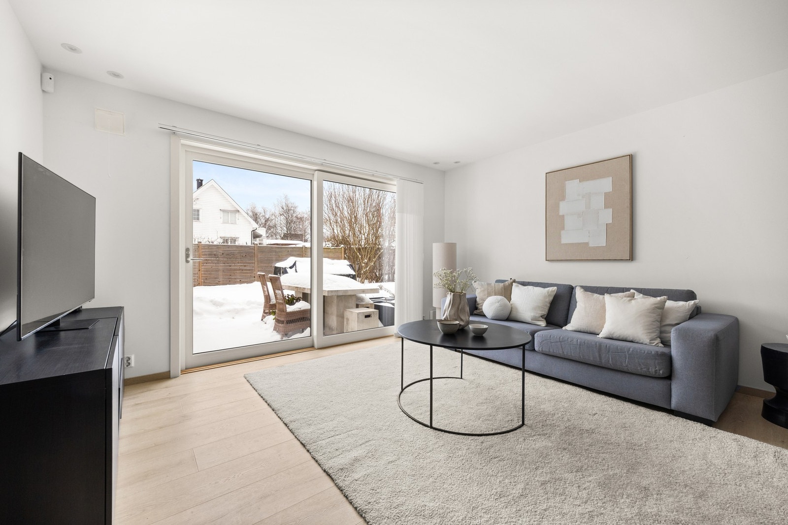 Stuen byr på plass til TV-seksjon og spisegruppe. God takhøyde og godt med lys gjennom stor skyvedør ut til markterrasse. Galleribilde