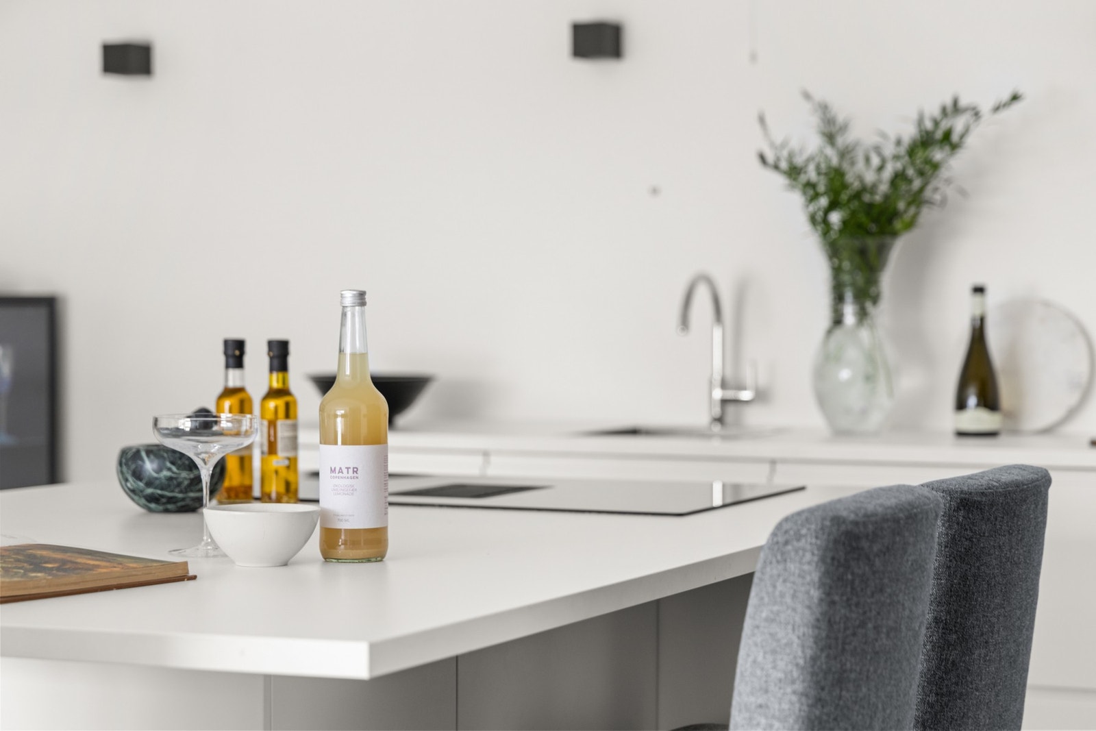 Integrert i innredningen er kombinert kjøleskap og fryser, stekeovn, oppvaskmaskin samt nedfelt induksjonstopp. Kullfilterventilator. Det er installert komfyrvakt og vannstoppersystem. Galleribilde