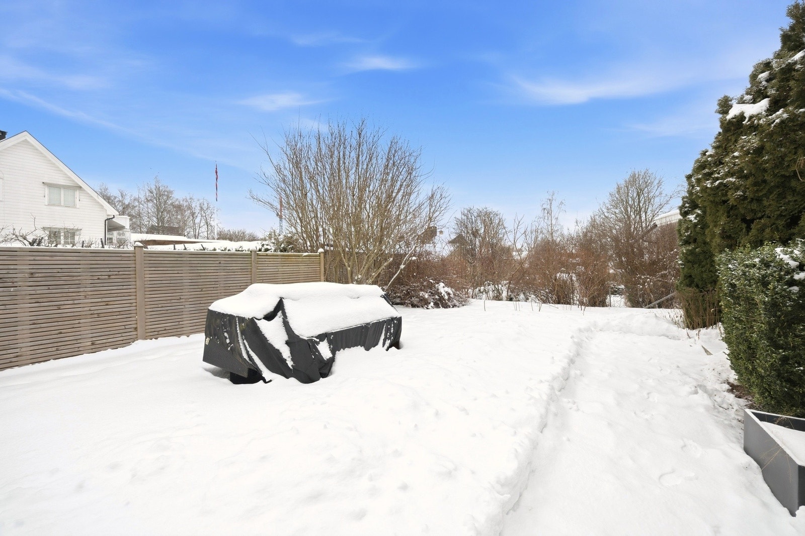 Skjermet og solrik tomt på 960 kvm. Galleribilde