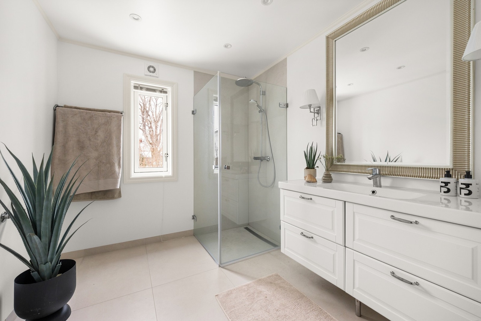 Svært lekkert baderom, nytt i 2020. Badet er utstyrt med vegghengt toalett, dusjhjørne og innredning med servant og speil. Galleribilde