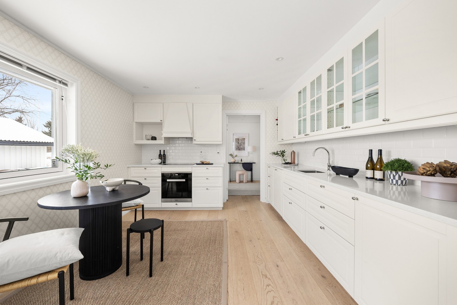 Integrert i innredningen er stort kjøleskap, stor fryser, oppvaskmaskin, nedfelt induksjonstopp fra 2026 og stekeovn. Galleribilde