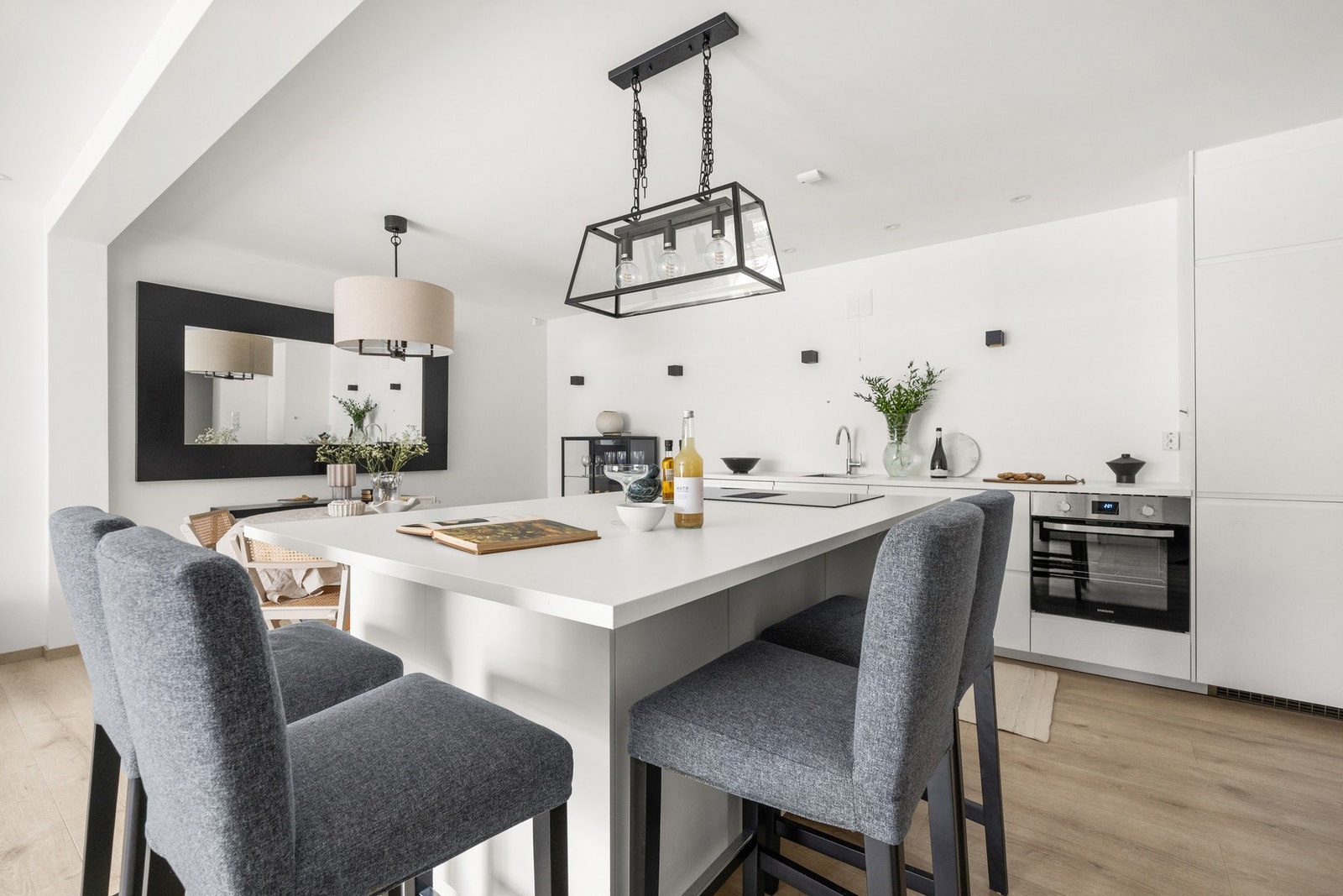 Delikat kjøkkeninnredning med praktisk kjøkkenøy, nytt fra 2021. Galleribilde