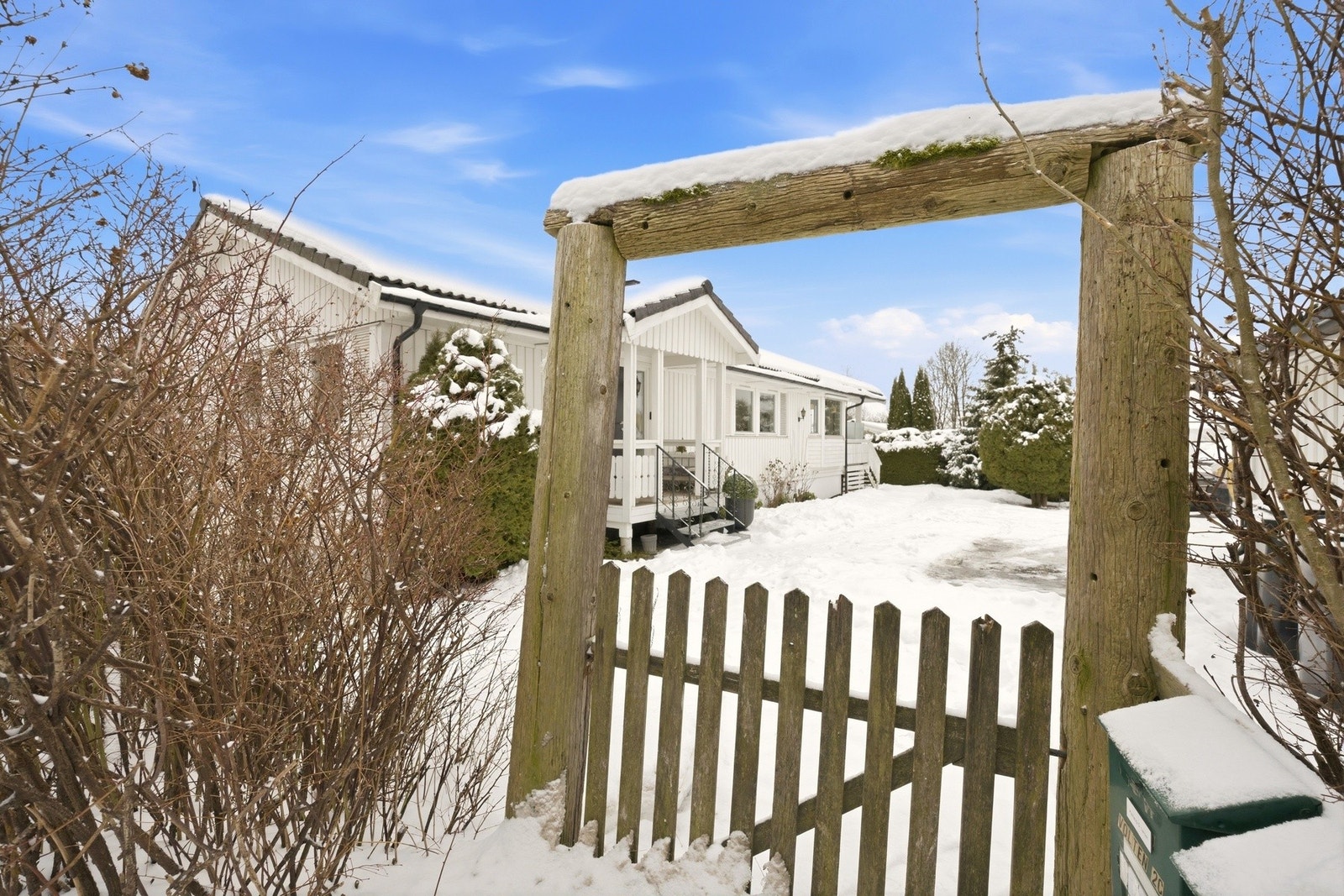 Port til boligen fra Gamle Ringeriksvei. Galleribilde