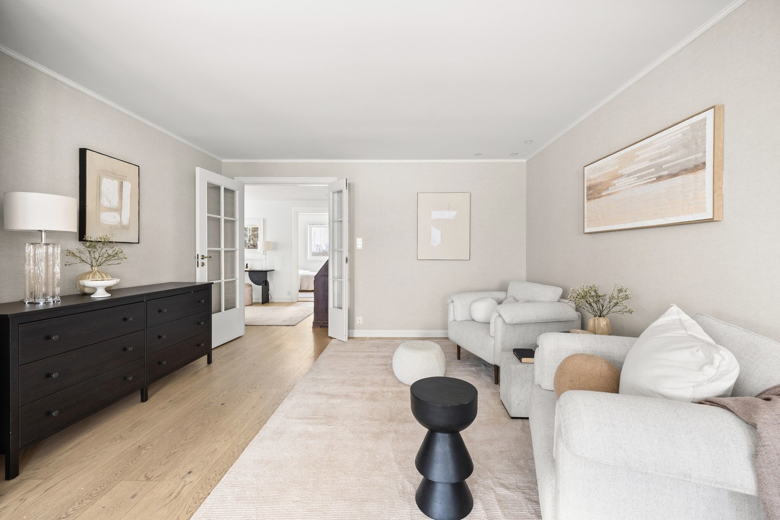 Her har man flere møbleringsmuligheter med TV-seksjon, lounge-sone og romslig spiseplass. Galleribilde