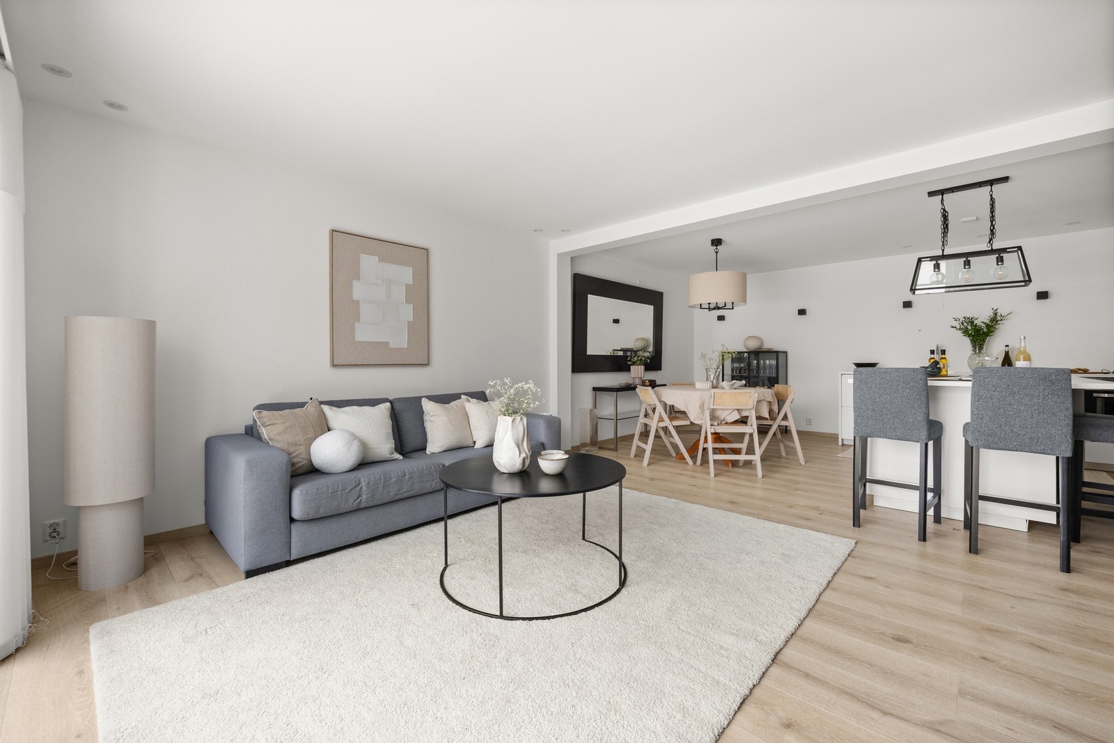 Deler av arealet i underetasjen er i forbindelse med oppussingen omsøkt til varig opphold, i tillegg til nytt aluminiumsvindu og skyvedør til terrasse. Galleribilde