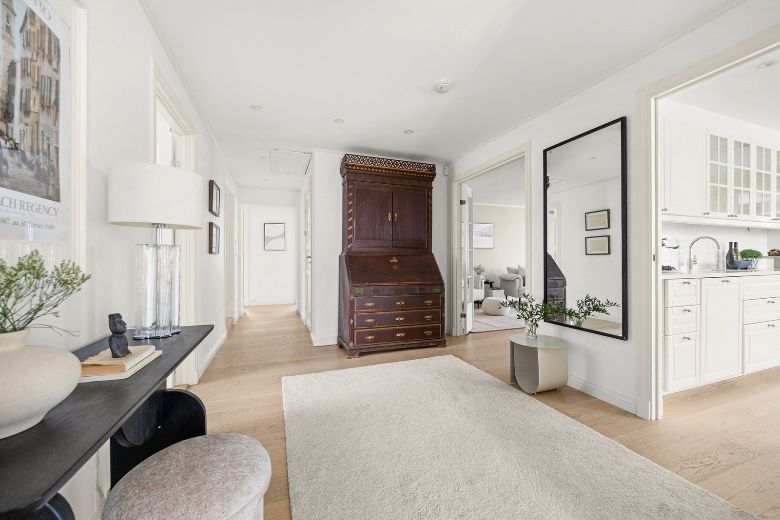 Lys og innbydende entré/hall med direkte adkomst til praktisk vaskerom. Galleribilde