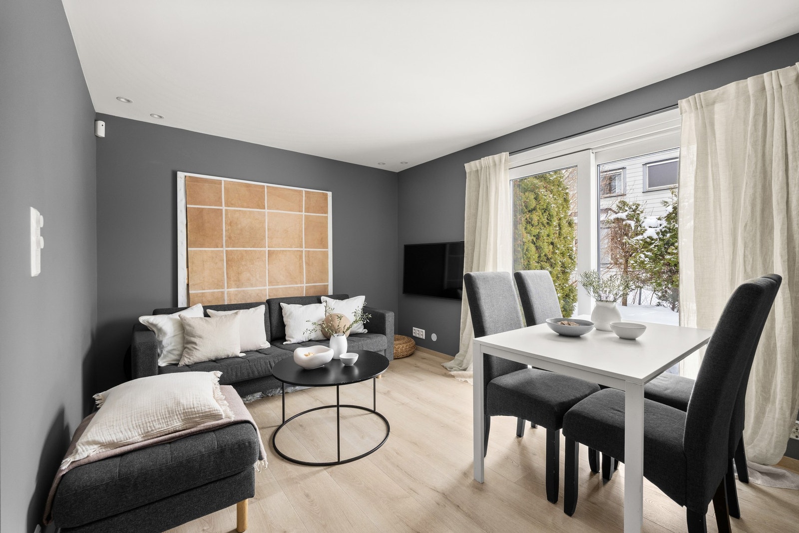 Åpen kjøkken- og stueløsning med utgang til støpt platting via nyere terrasse- skyvedør.
Det er god plass til TV-møblement og spiseplass i tilknytning til kjøkkendelen. Galleribilde