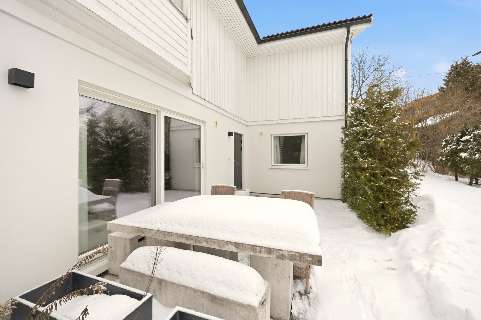 Platting utenfor stue i underetasje. Galleribilde