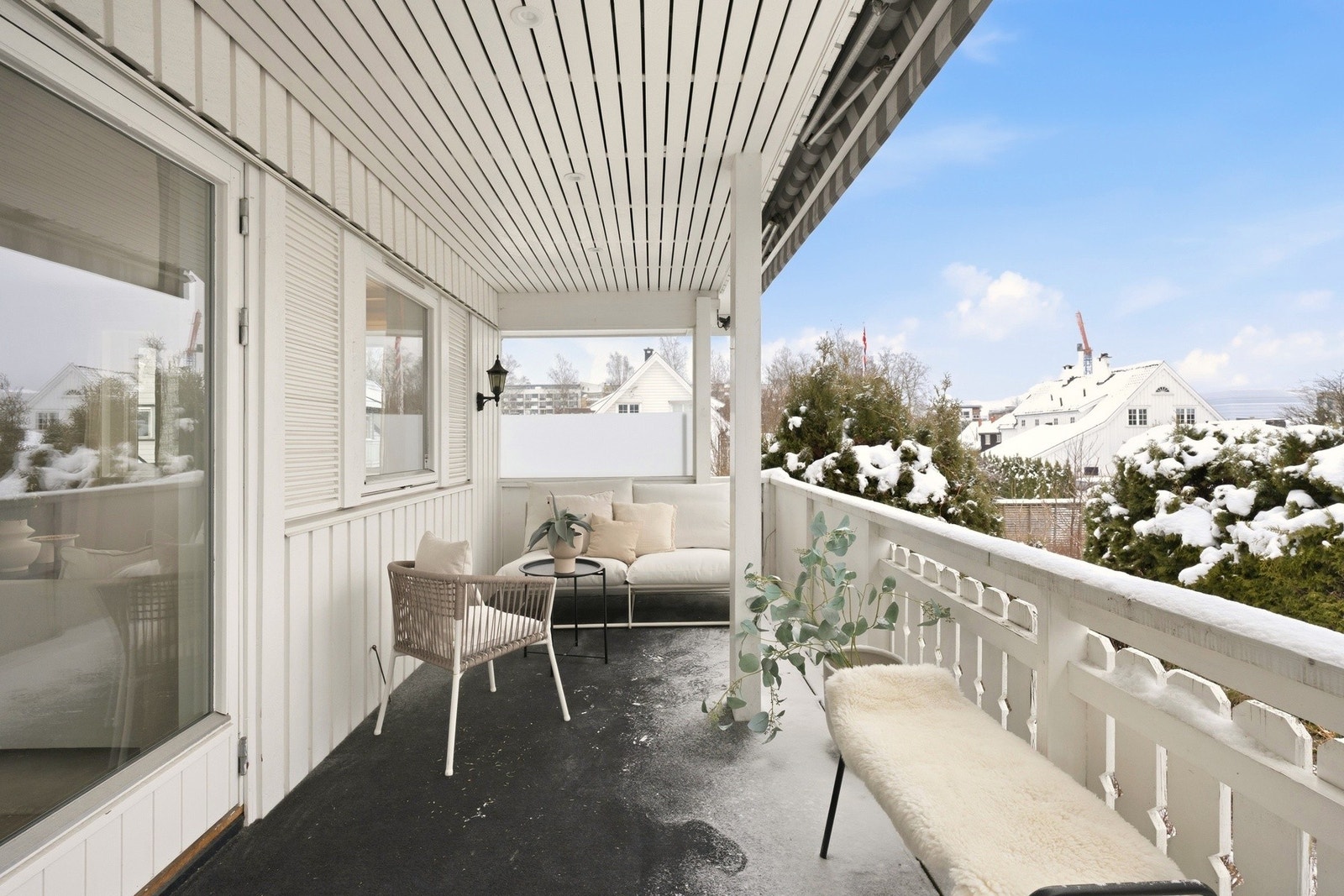 Fra stuen har man utgang til en sydvestvendt, overbygget veranda på 18 kvm. Galleribilde