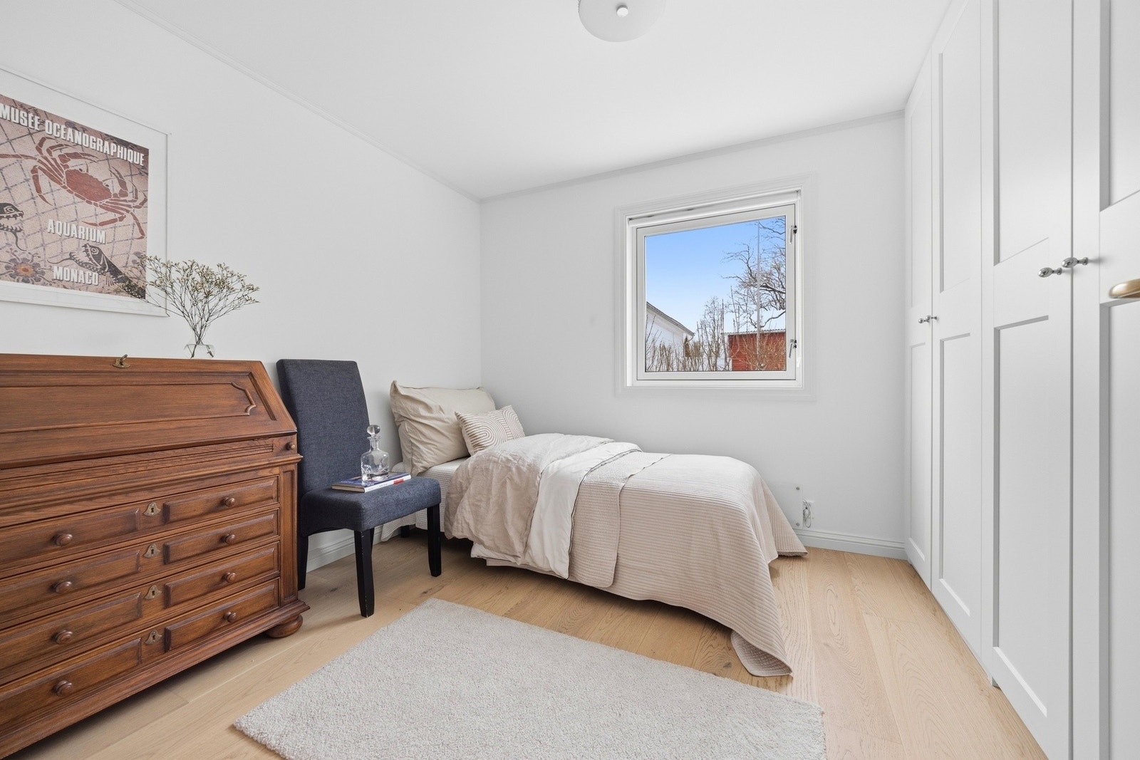 Soverom 3 er på ca. 9,6kvm og har plass til dobbeltseng, garderoberekke langs langsiden av rommet og skrivepult, alt etter ønske og behov. Galleribilde