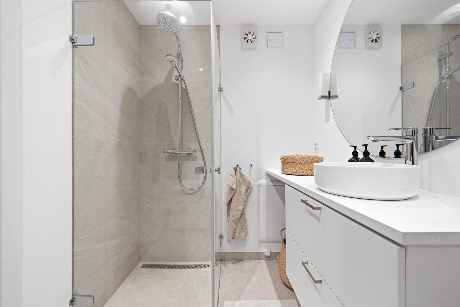 Det er opplegg til vaskemaskin i skap utenfor baderommet. Elektrisk styrt vifte samt varmekabler i gulv. Galleribilde