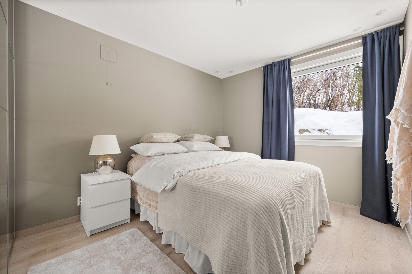 Det største soverommet er på ca.11,6kvm og rommer plass til dobbeltseng, tilhørende nattbord og garderobeskap. Galleribilde