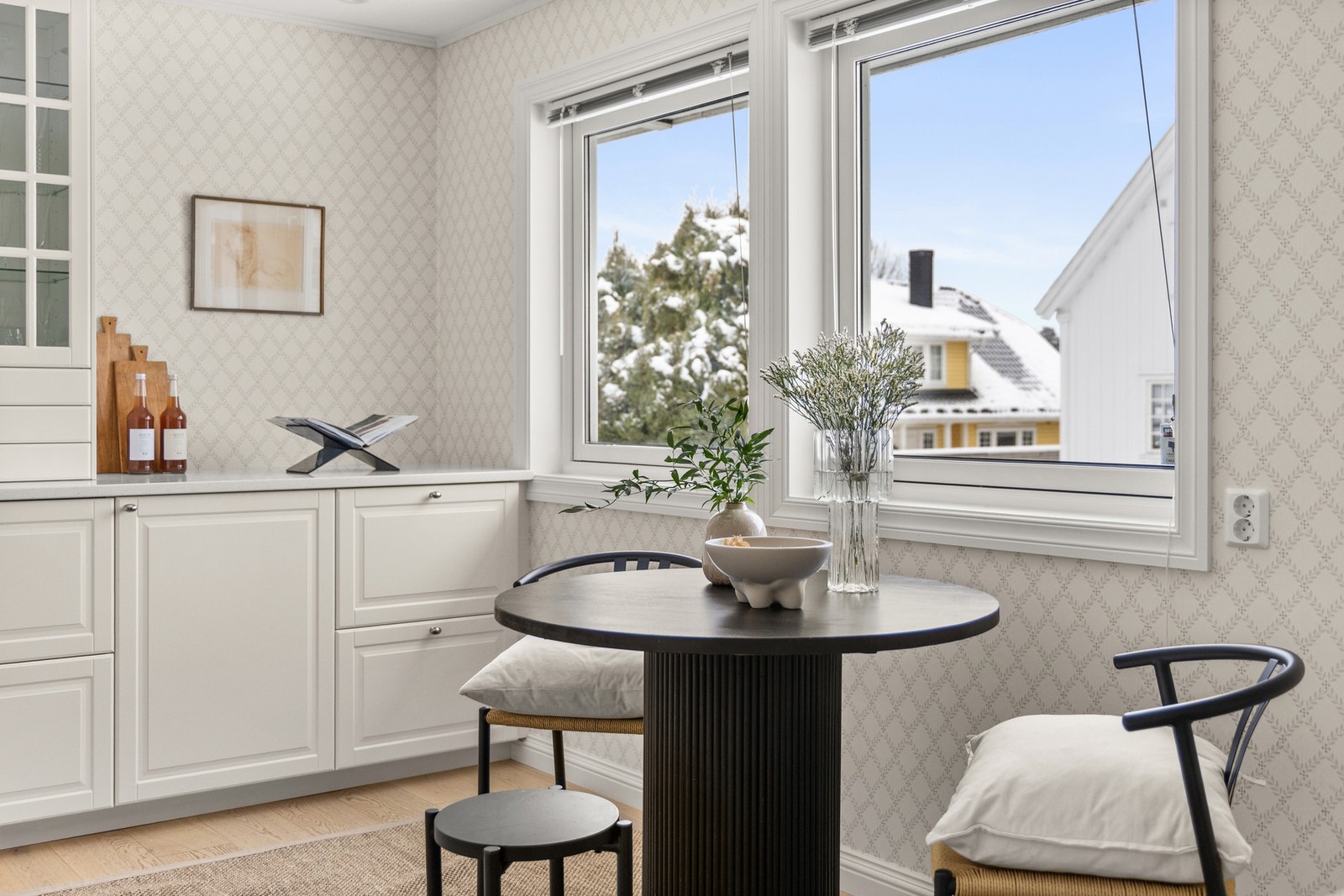 Godt med skap- og benkeplass i tillegg til hyggelig spisegruppe ved vindu. Galleribilde