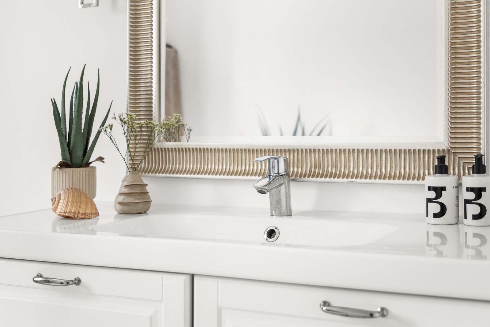 Elektriske varmekabler i gulv og elektrisk styrt vifte. Downlights i tak. Galleribilde