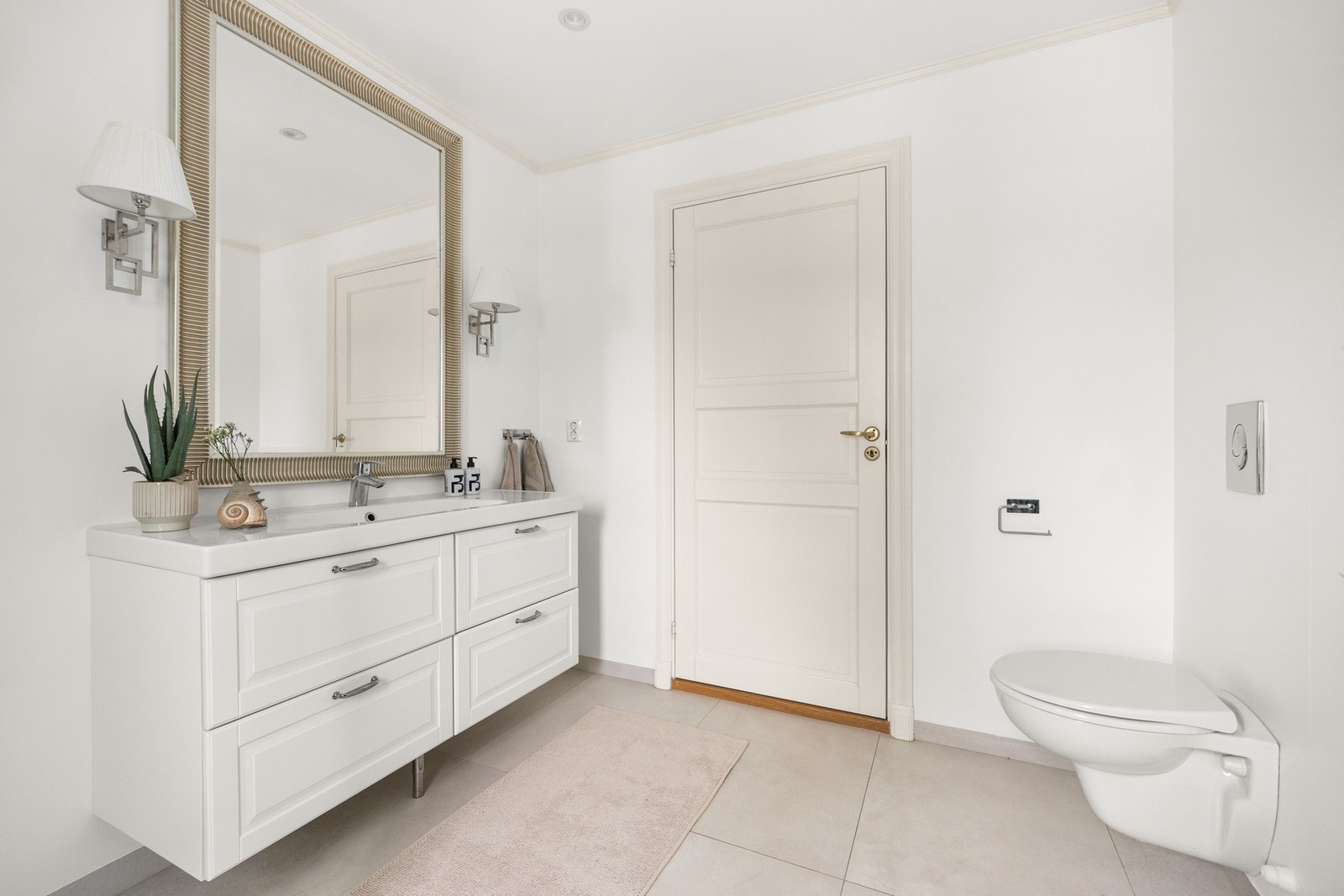 Det er opplegg til badekar med ekstra sluk. Tidløse og delikate fliser på gulv og vegg. Galleribilde