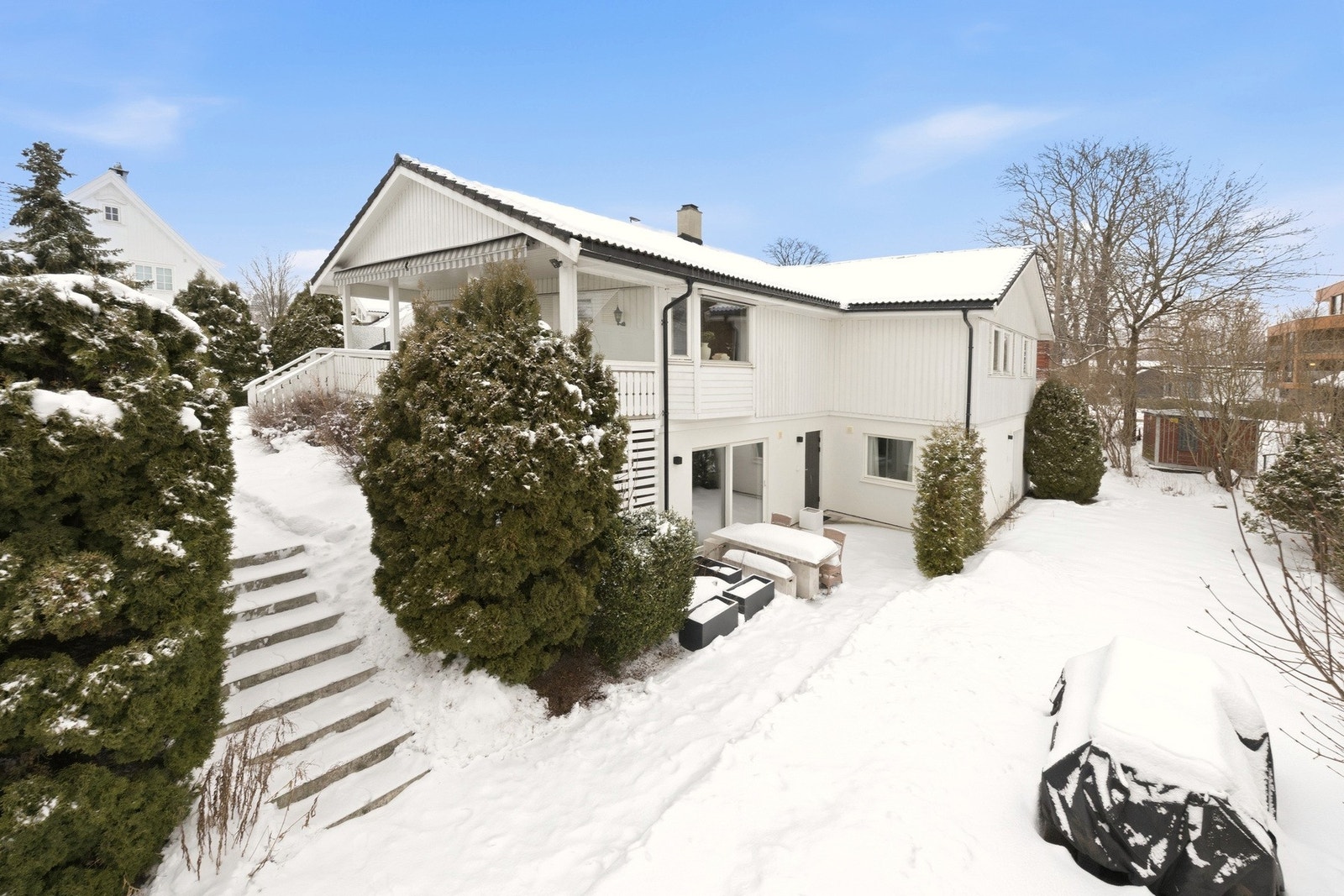 Skjermet og solrik tomt på 960kvm. Innholdsrik og praktisk utformet hage med terrengforskjeller som bindes sammen av en trapp. Den nedre delen fremstår lun og brukervennlig, med skjermede uteplasser og platting utenfor de respektive stuene Galleribilde