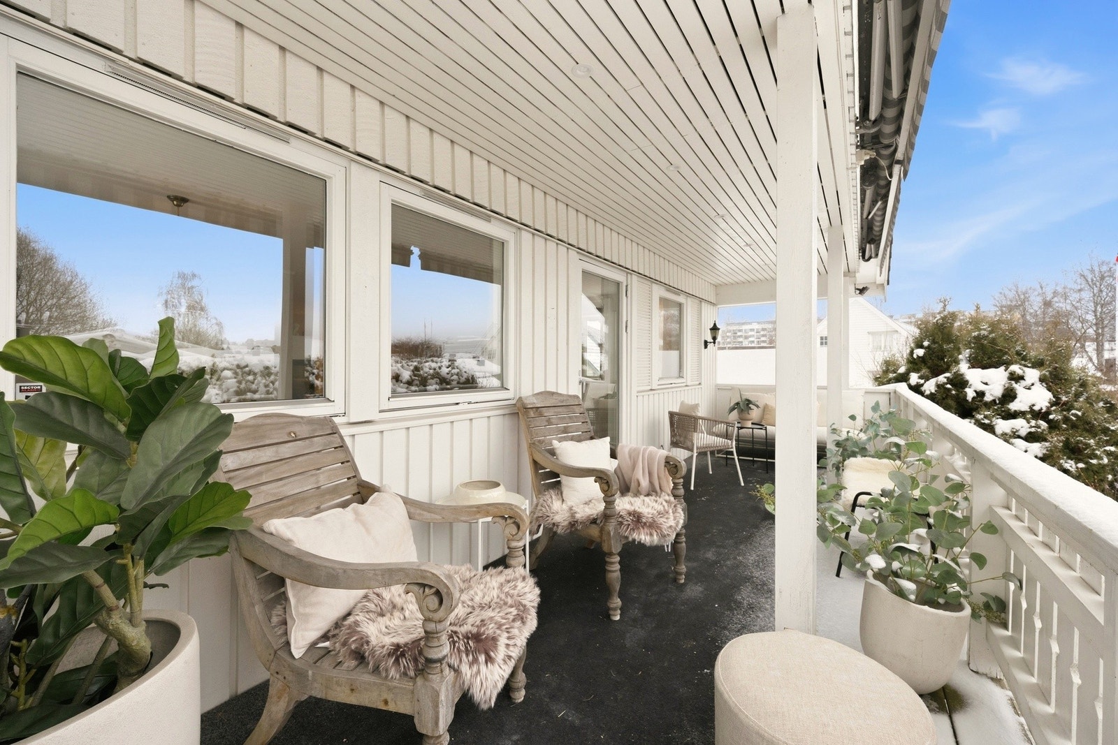 Her har du god plass til flere sittegrupper, samt trapp videre ned til hage. Galleribilde