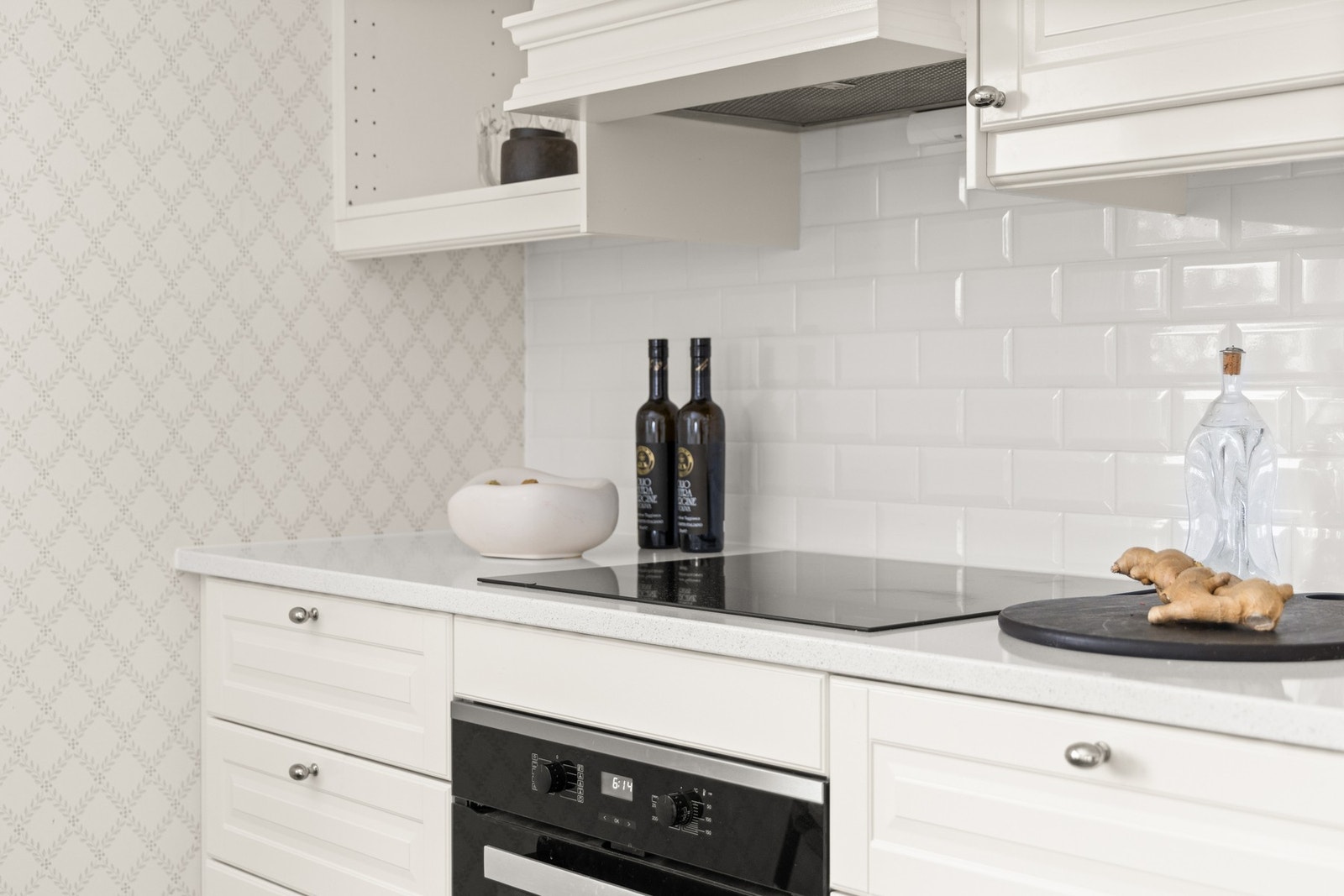 Det er vannstoppersystem og komfyrvakt samt kjøkkenventilator med kullfilter Galleribilde