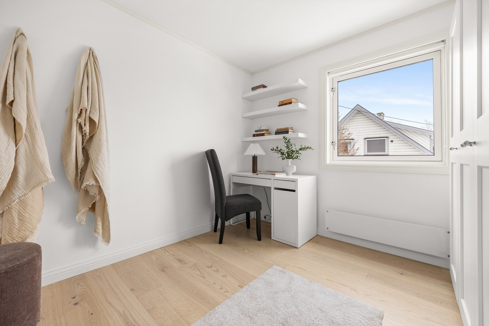 Soverom 2 er på ca. 8kvm og har plass til seng, garderobeskap og ytterligere ønsket møblement. Galleribilde