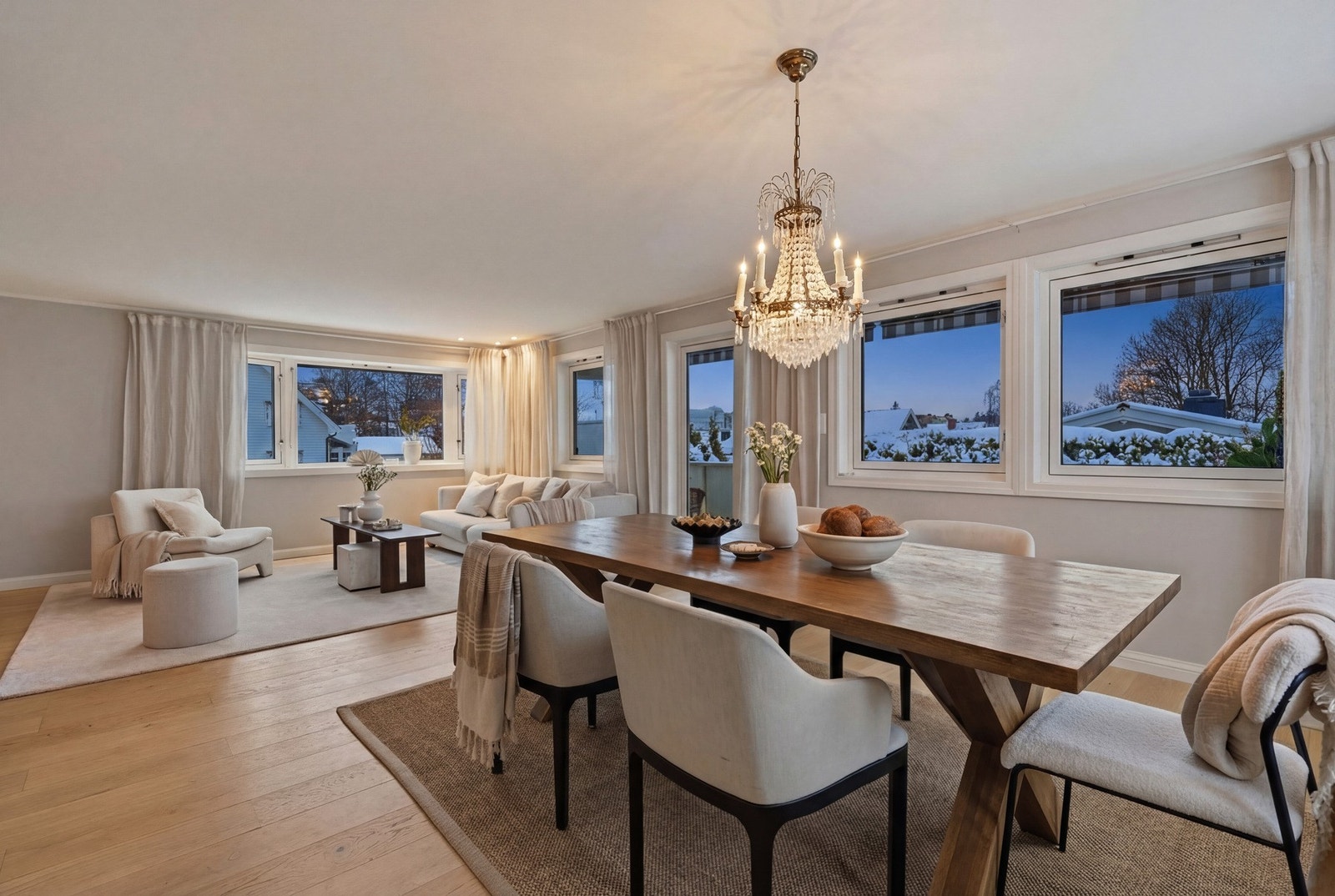 I forbindelse med oppussingen ble det lagt varmefolie i hall, kjøkken og stue i 1.etasje. Galleribilde