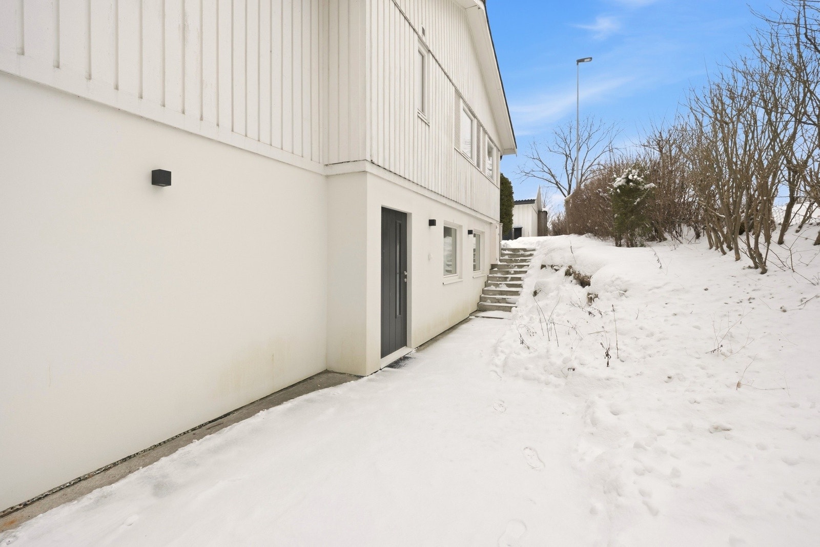 Hybeldelen har egen inngang med adkomst via trapp på siden av huset. Galleribilde