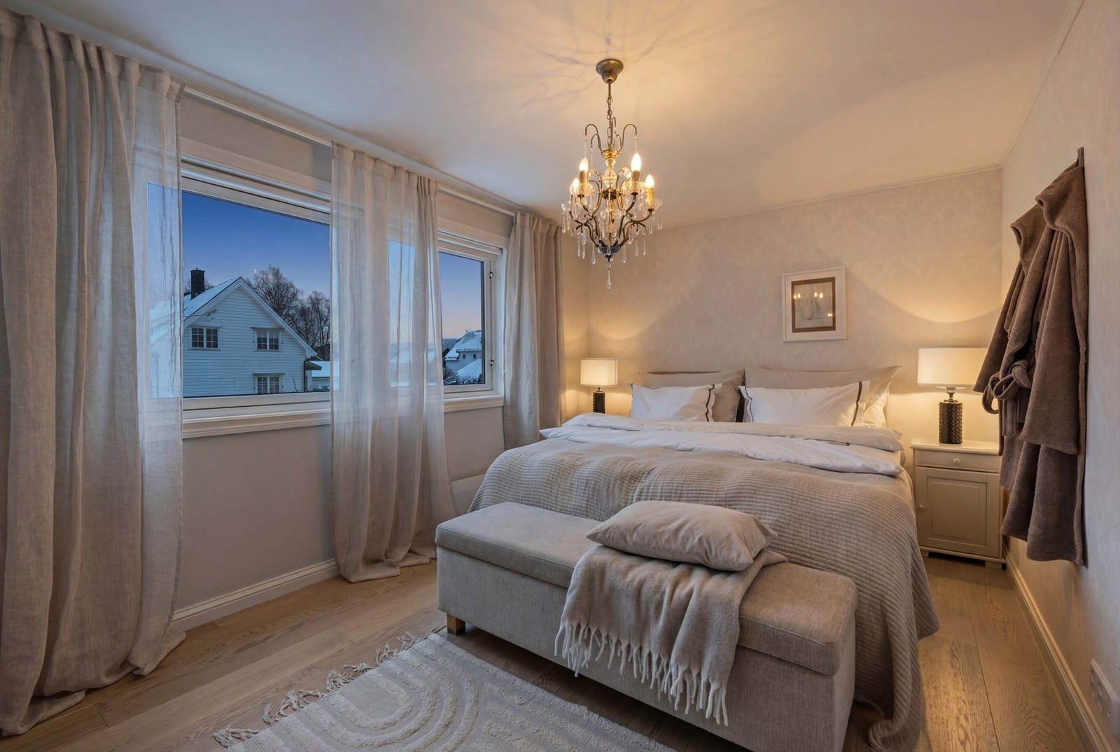 Hovedsoverom kveldsstemning. Galleribilde