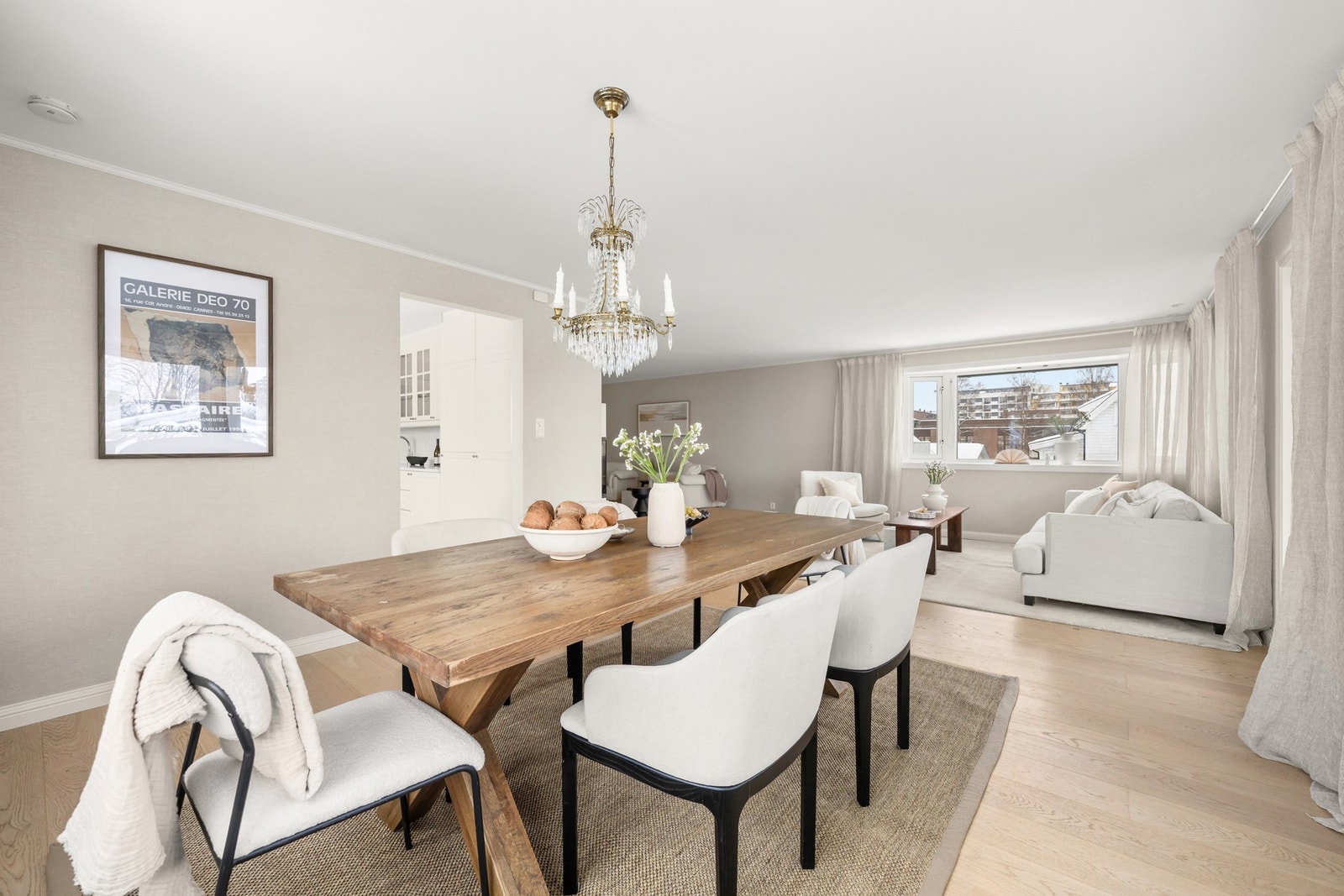 Spisestuen byr på god plass til stor spisegruppe. Galleribilde