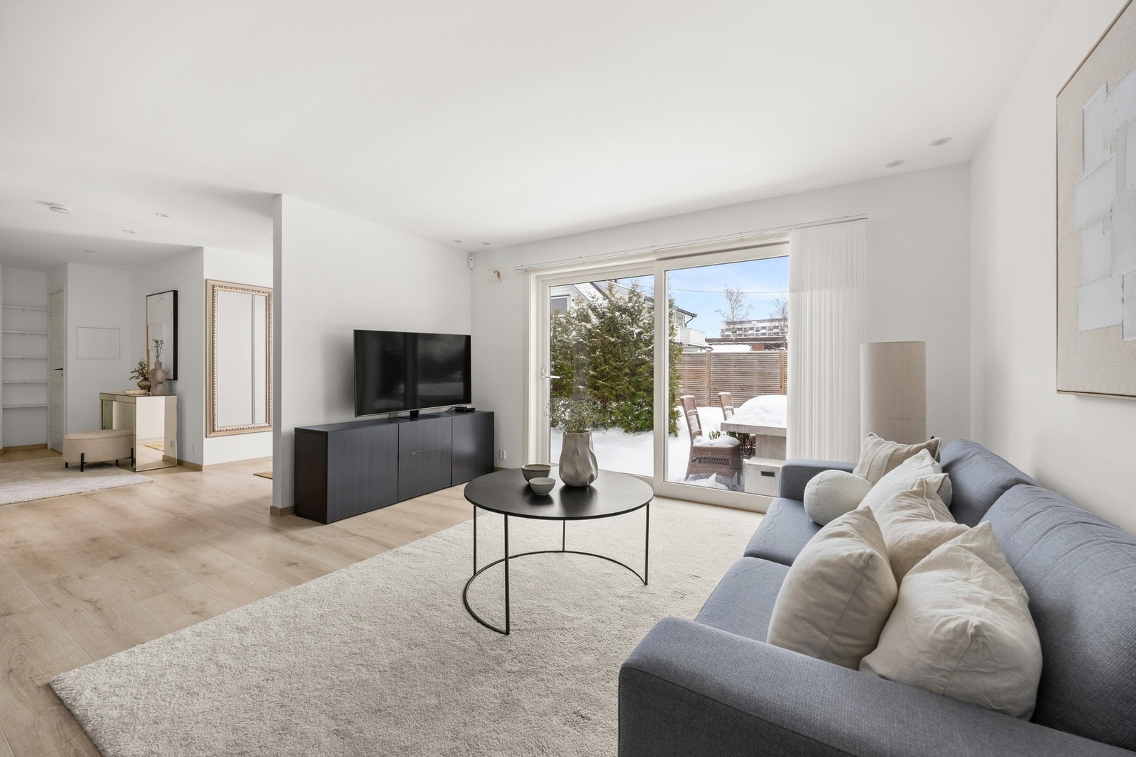 Underetasjen byr på entré, luftig oppholdsrom med god takhøyde og åpen kjøkken- og stueløsning. Galleribilde