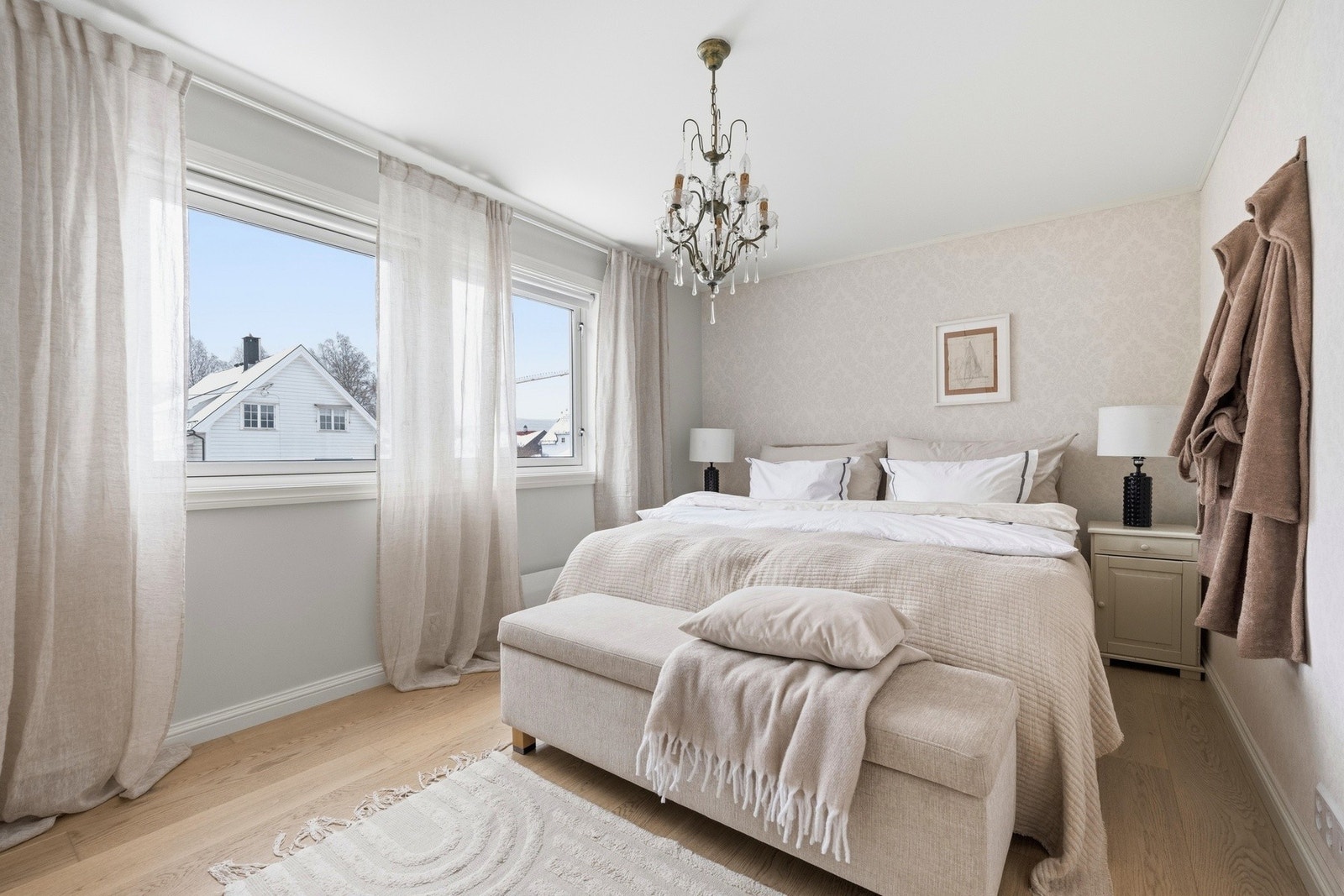 Tre gode soverom på hovedplanet.
Hovedsoverommet er på ca.13kvm og byr på god plass til dobbeltseng, tilhørende nattbord i tillegg til garderobeskap. Galleribilde