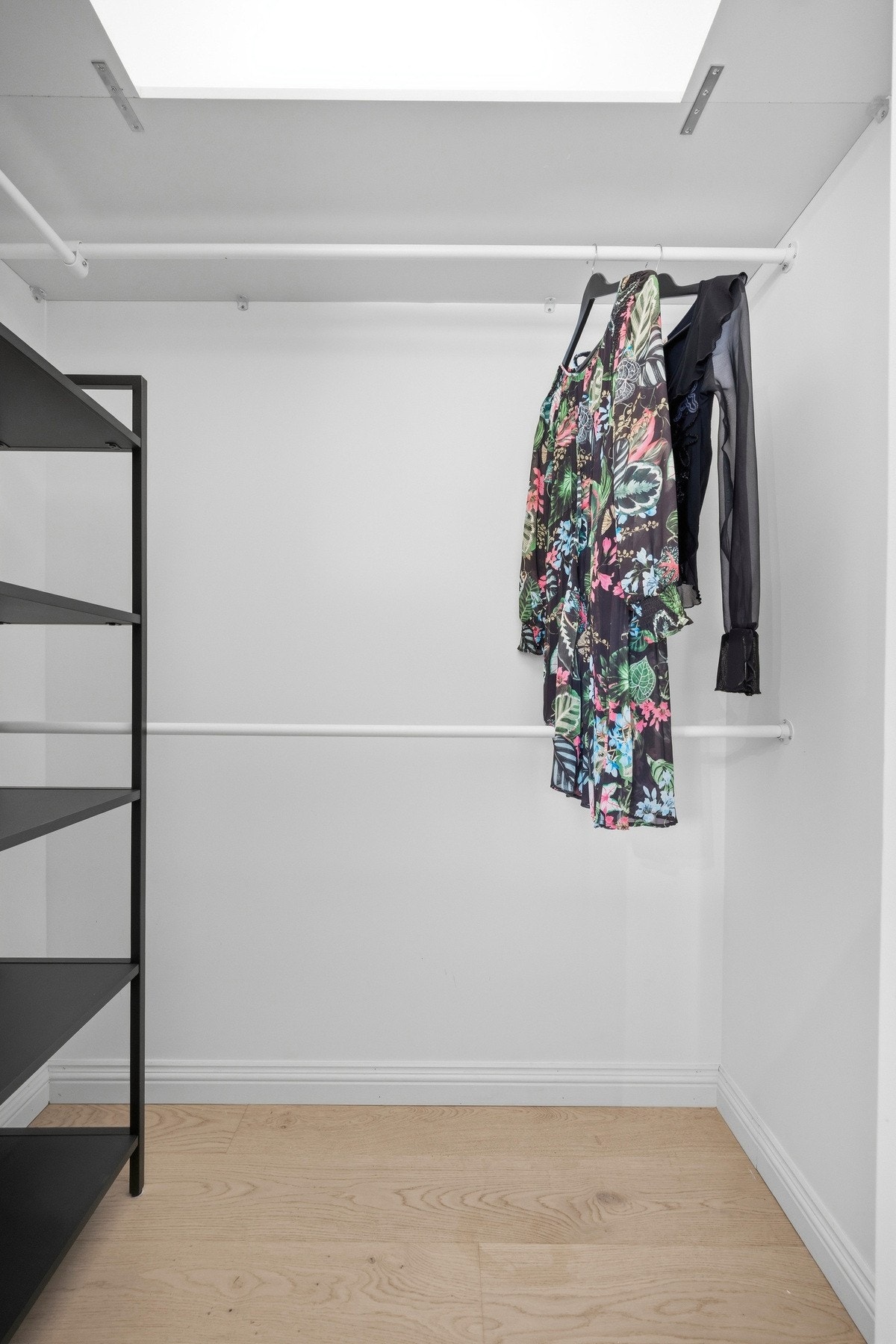 Hovedsoverommet har tilgang på en praktisk walk-in garderobe på ca.1,7kvm. Galleribilde