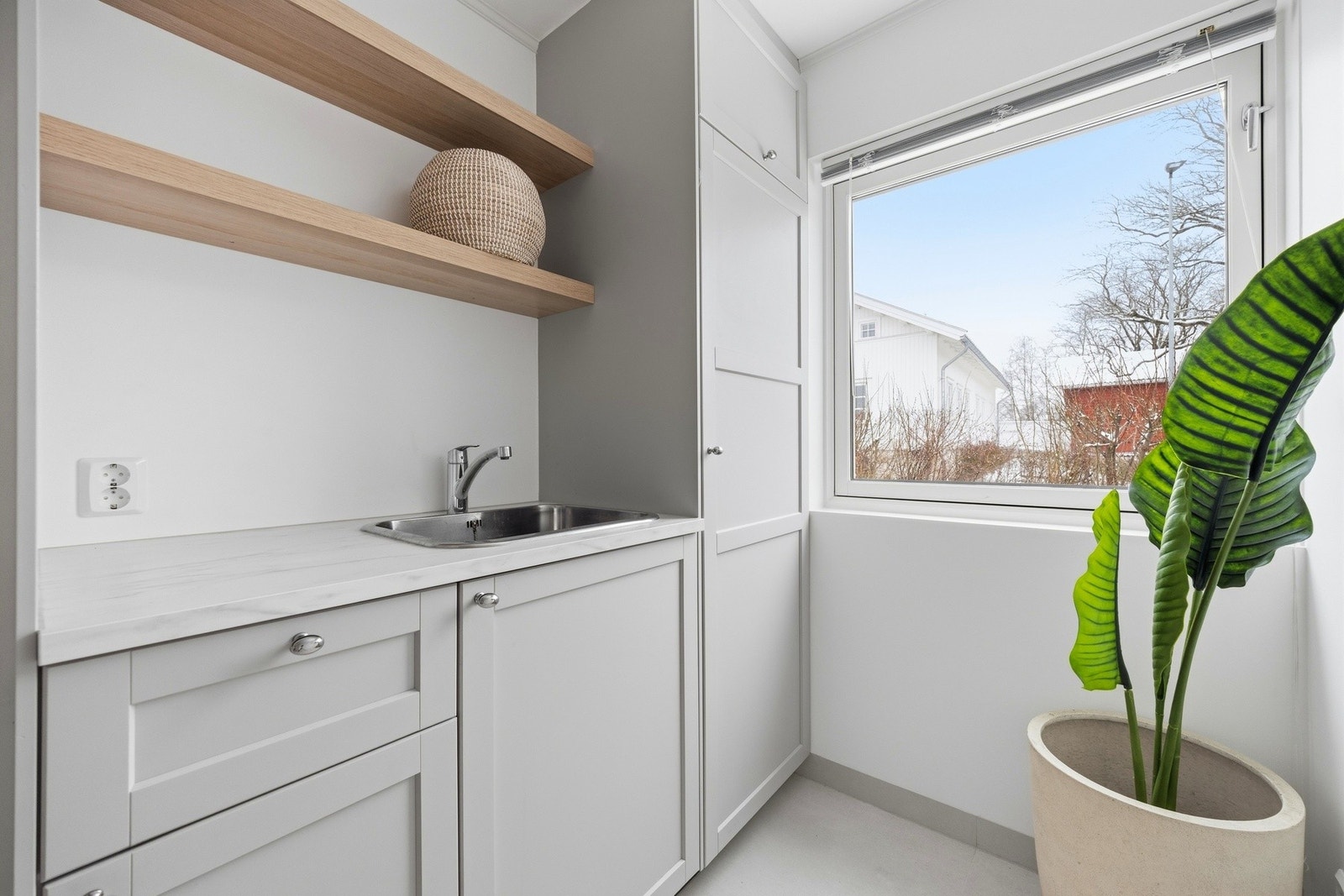 Vaskerommet har innredning med skap, benk med nedfelt skyllekum og opplegg til vaskesøyle. Pent flislagt gulv med varmekabler. Galleribilde