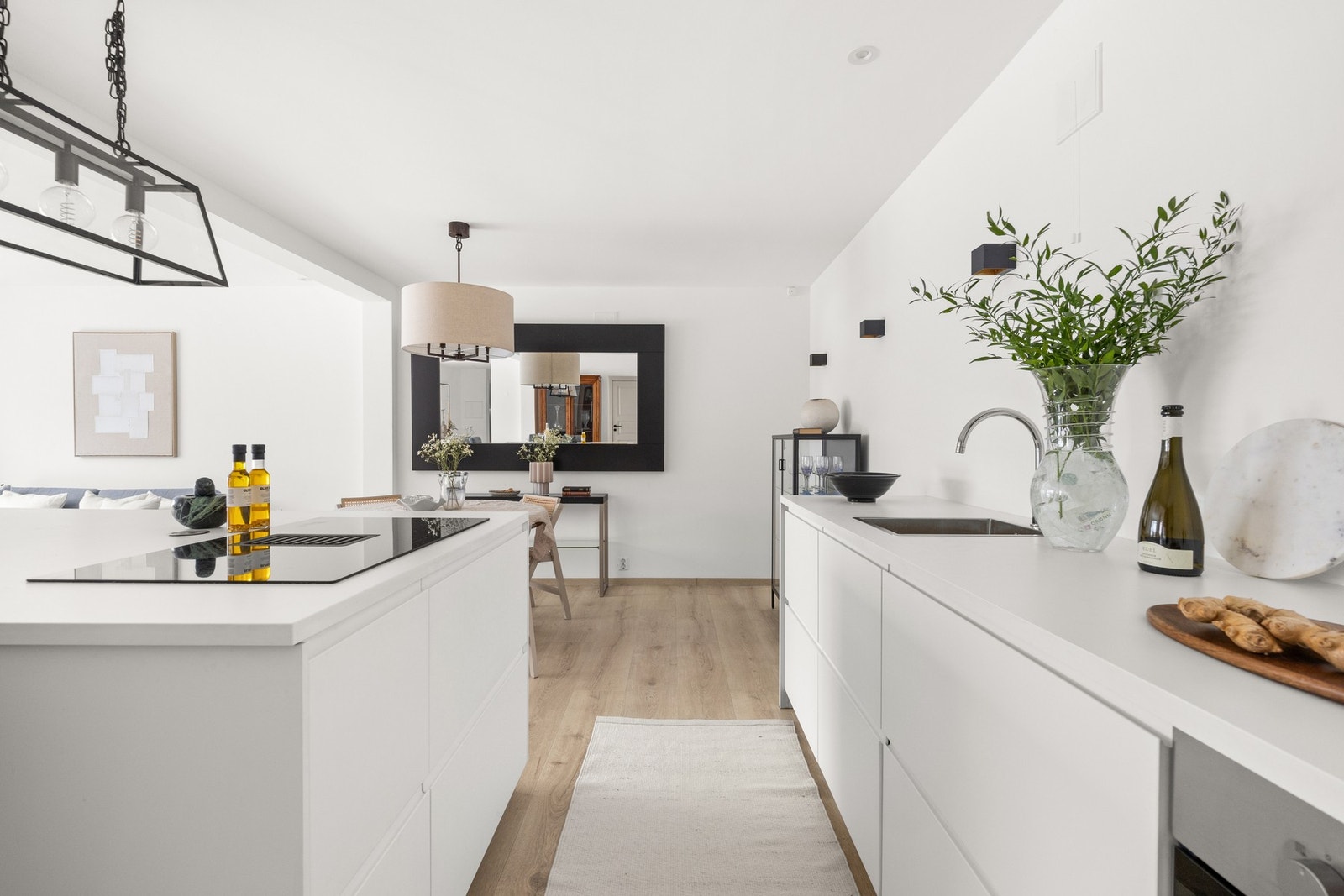 Innredningen og kjøkkenøyen byr på rikelig med skap, skuffer og benkeplass med pop-up stikkontakter. Innredningen har hvite glatte fronter samt benkeplate i hvit laminat. Galleribilde