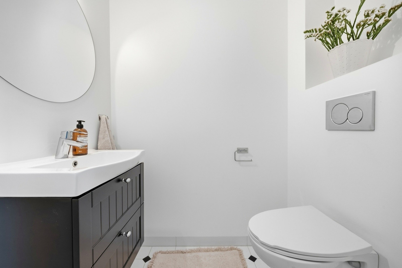 Separat wc med vegghengt toalett og skapinnredning med servant. Lekkert flislagt gulv med varmekabler. Toalettrommet ble pusset opp i 2021. Galleribilde