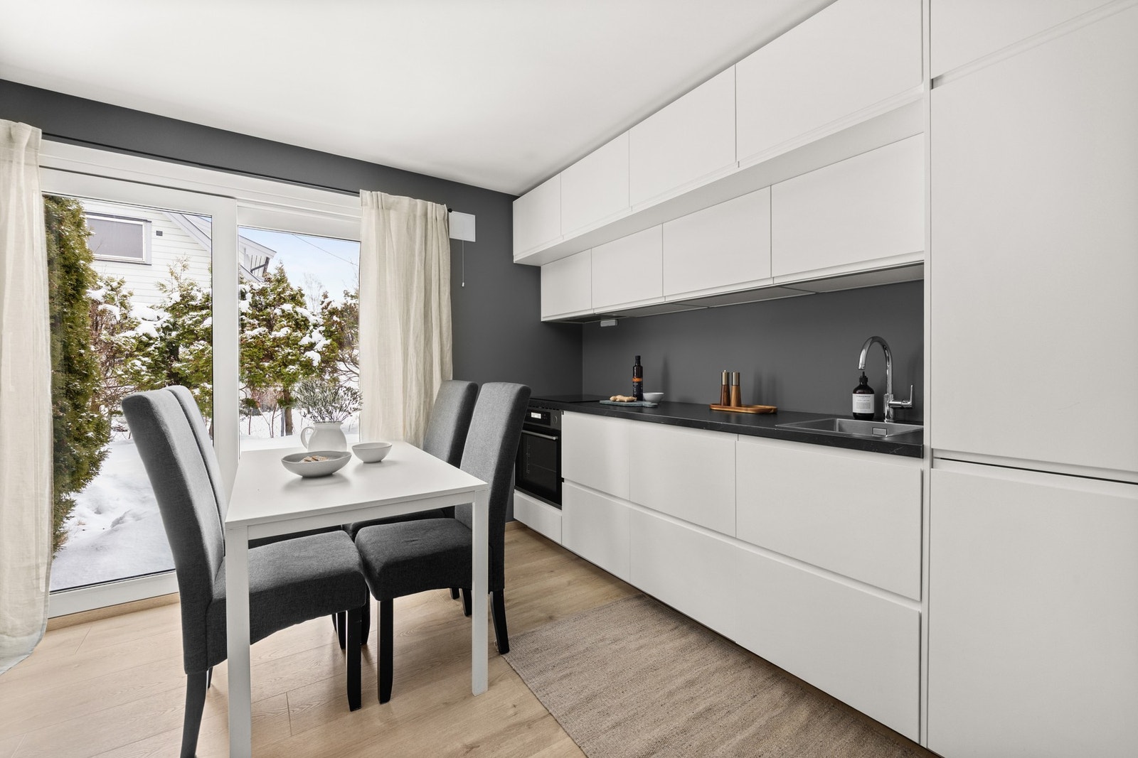 Kjøkkeninnredningen er ny fra 2021 med hvite, glatte fronter og benkeplate i laminat med pop-up stikkontakter. De integrerte hvitevarene består av kombinert kjøleskap/fryser, stekeovn, nedfelt induksjonstopp og oppvaskmaskin. Kjøkkenventilator med kullfil Galleribilde