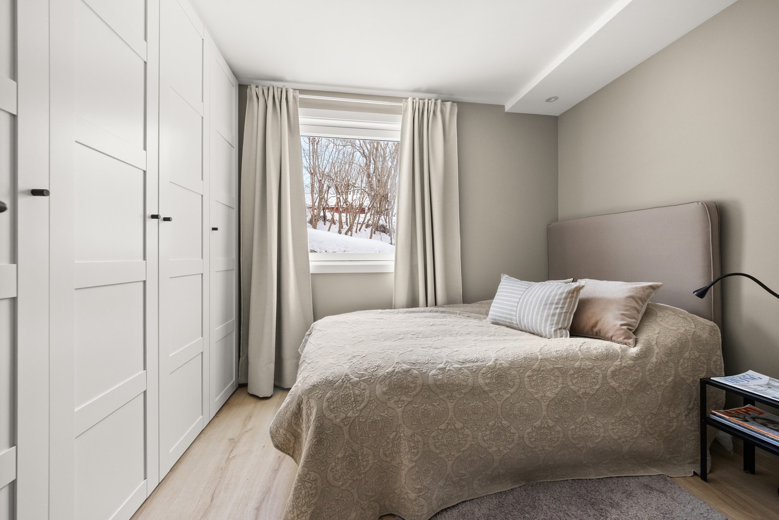 Soverom på ca. 8,9kvm med plass til seng, skrivepult og garderobeskap. Galleribilde