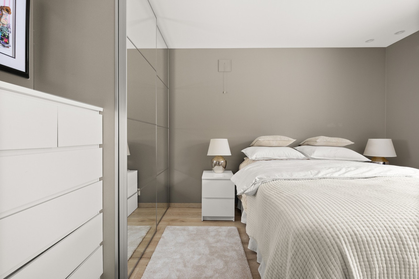 Utleiemegleren har estimert ca. 17.000,- i leieinntekt for hybeldelen. Galleribilde