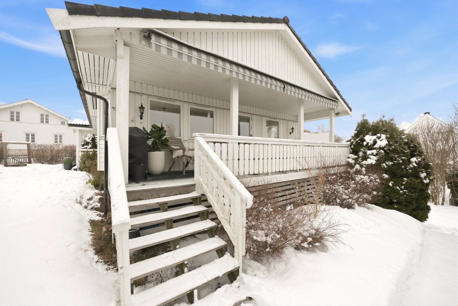 Direkte adkomst til hagen fra veranda i 1.etasje. Hagen er pent opparbeidet med frodig vekst og beplantning sommerstid. Galleribilde