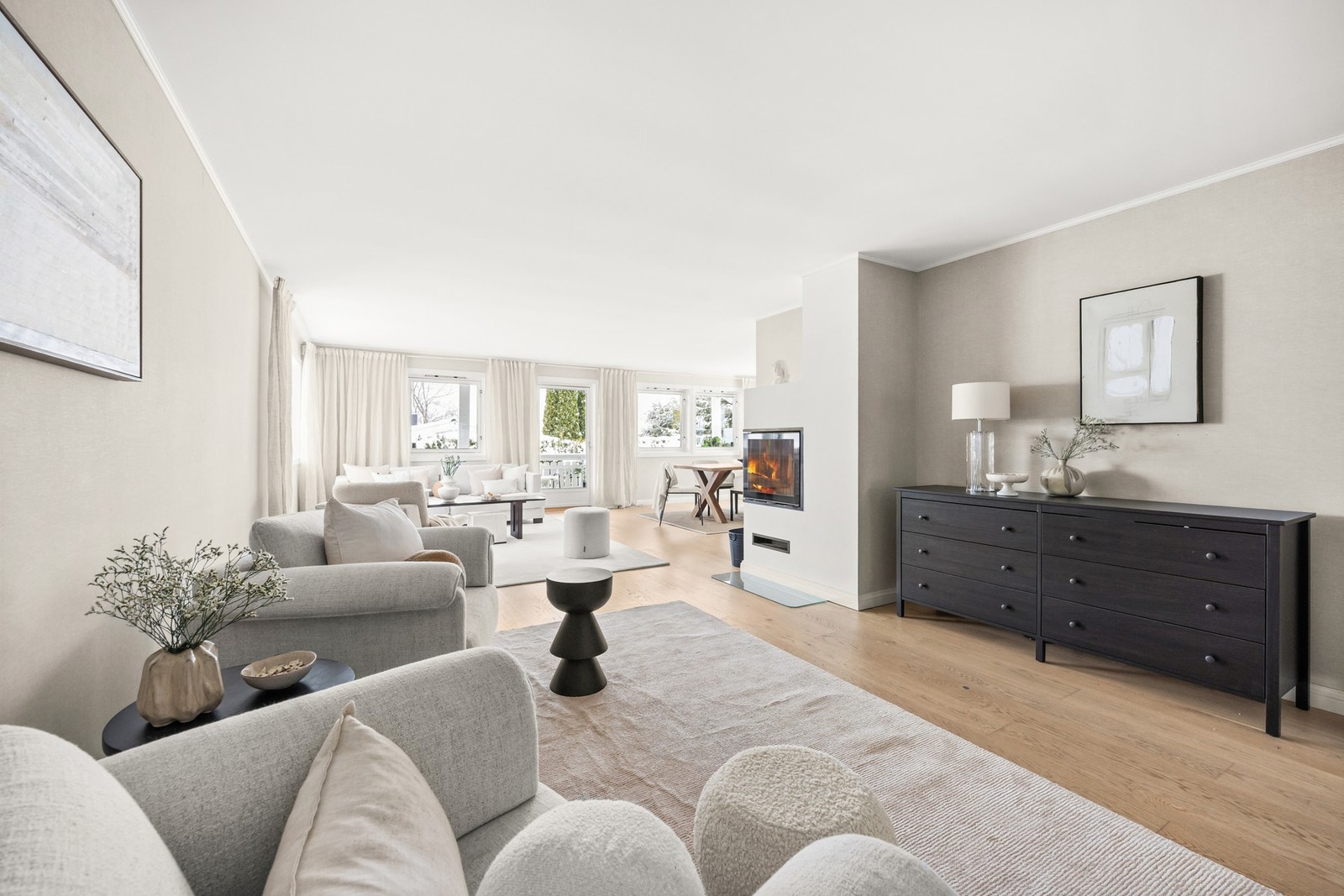 Svært romslig og praktisk utformet stue med flere soner. Galleribilde