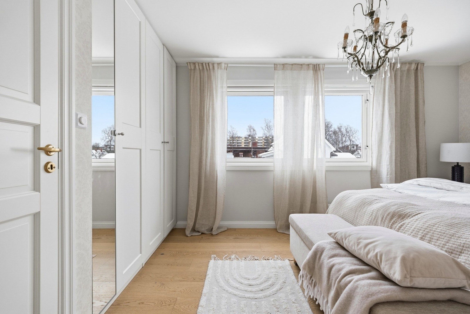 Garderobeskap i rekke i tillegg til walk-in garderobe. Galleribilde