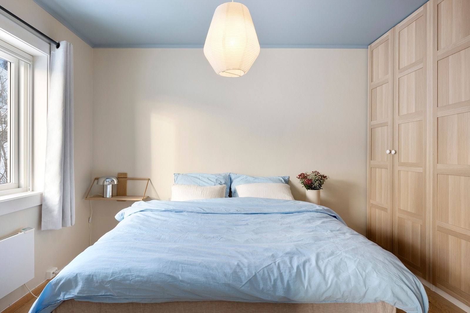 Lyst og romslig hovedsoverom med plass til stort garderobeskap. Galleribilde