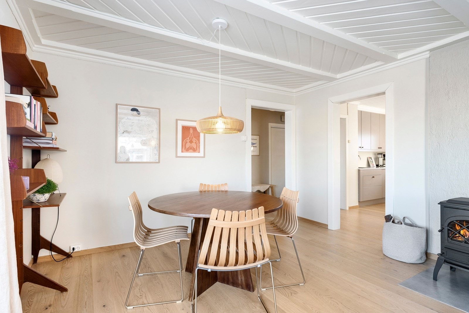 God plass til spisebord, perfekt for å nyte måltider og hyggelig selskap. Galleribilde