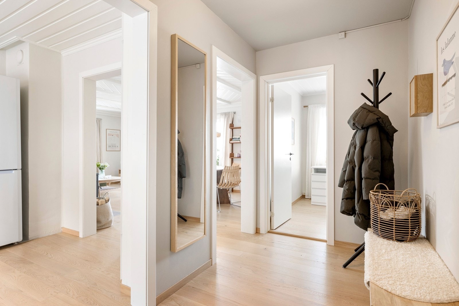 Entré med god plass til å henge fra seg yttertøy. Galleribilde